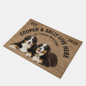 Twee Berner berghonden gepersonaliseerd Hondenlief Deurmat (Schuin)