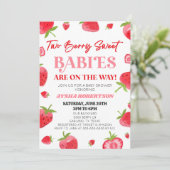 Twee Berry Sweet Baby's Strawberry Twin Baby showe Kaart (Staand voorkant)