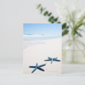 Twee blauwe zeester aan de rand van het water op t briefkaart (Staand voorkant)