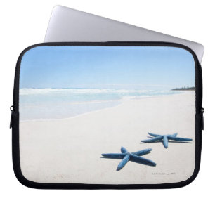 Twee blauwe zeester aan de rand van het water op t laptop sleeve