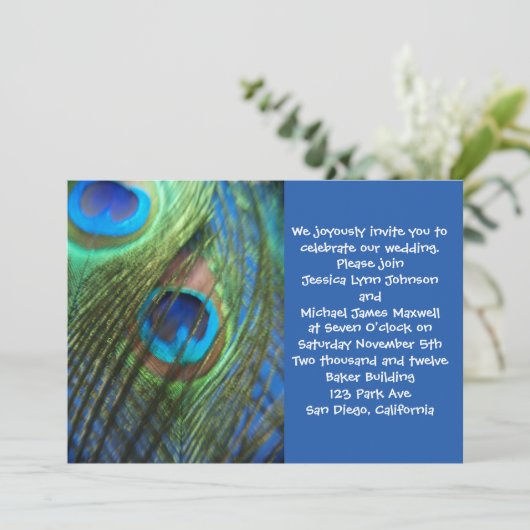 Twee Blue Peacock Feathers bruiloft Uitnodiging (Staand voorkant)