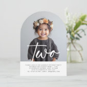 Twee Boog Foto Verjaardag Uitnodiging (Staand voorkant)