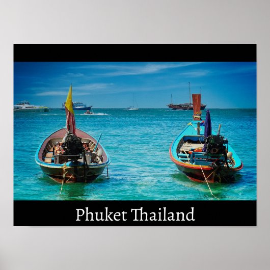 Twee boot op een strand in Phuket Thailand Poster (Voorkant)