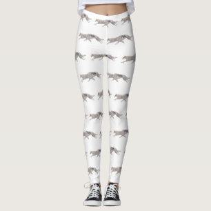 Twee Borzoi die Leggings voor honden uitvoeren