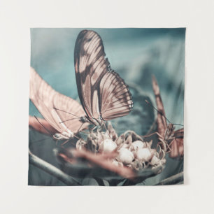 TWEE BROWN- EN ZWARTE BUTTERFLIES OP BOVENKANT VAN WANDKLEED