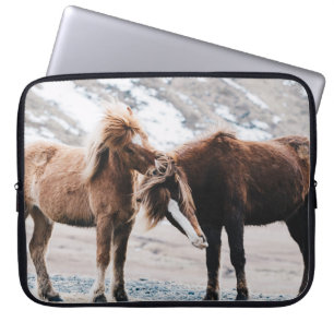 TWEE BROWN HORSES OP HET GEBIED LAPTOP SLEEVE