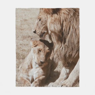 TWEE BROWN LION OP GROEN GEBIED FLEECE DEKEN