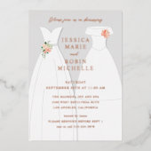 Twee bruiddress Lesbians Couples Shower Folie Uitnodiging (Voorkant)