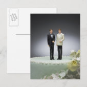 Twee bruidegom beeldjes bovenop de bruidstaart briefkaart (Voorkant / Achterkant)