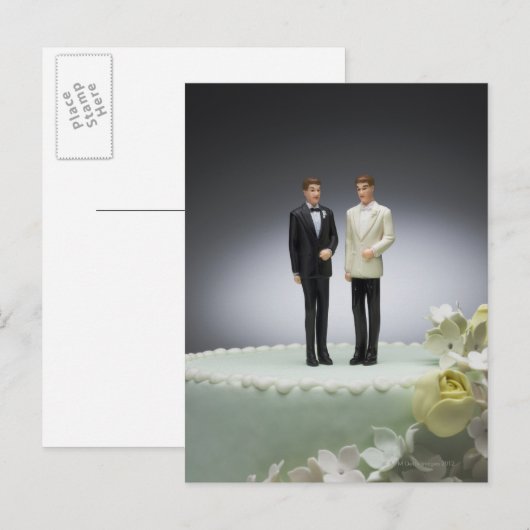 Twee bruidegom beeldjes bovenop de bruidstaart briefkaart (Voorkant / Achterkant)