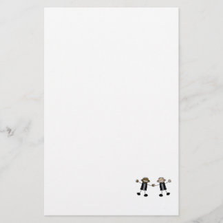 Twee bruidegoms dansen vrolijk interraciaal briefpapier