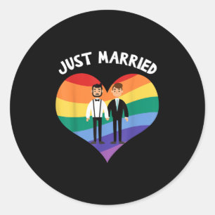 Twee bruidegoms zijn net getrouwd met een homo-huw ronde sticker