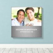 Twee bruidegoms zilveren damast foto canvas afdruk (Insitu (Houten vloer))