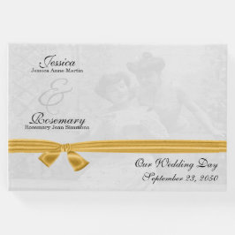 Twee  bruiden met gouden lint Foto Namen Gastenboek