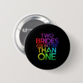 Twee bruiden zijn beter dan een lesbische bruiloft ronde button 5,7 cm (Voorkant /achterkant)