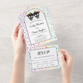 Twee bruidjes confetti regenboogkleuren lesbische  all in one uitnodiging (Afscheurbaar)