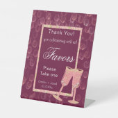 Twee bruine champagne-bril voor het voetstuk reclamebord met voetstuk (Voorkant)