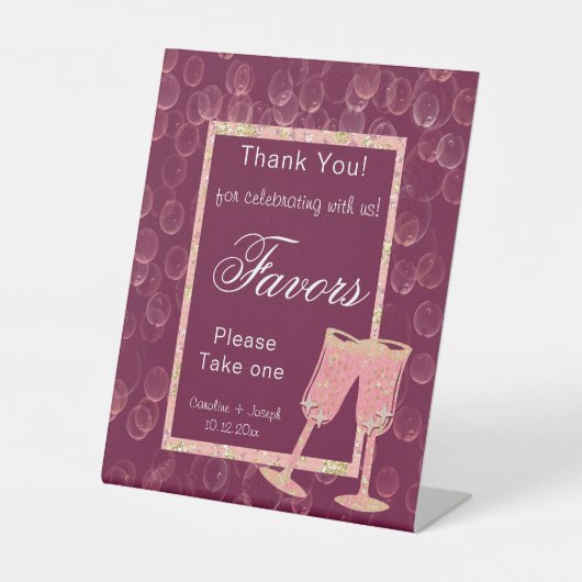 Twee bruine champagne-bril voor het voetstuk reclamebord met voetstuk (Voorkant)