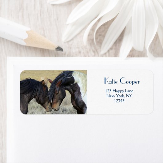 Twee bruine wilde paarden etiket (Insitu)