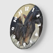 Twee bruine wilde paarden grote klok (Hoek)