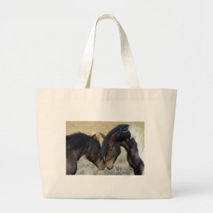 Twee bruine wilde paarden grote tote bag