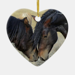 Twee bruine wilde paarden keramisch ornament
