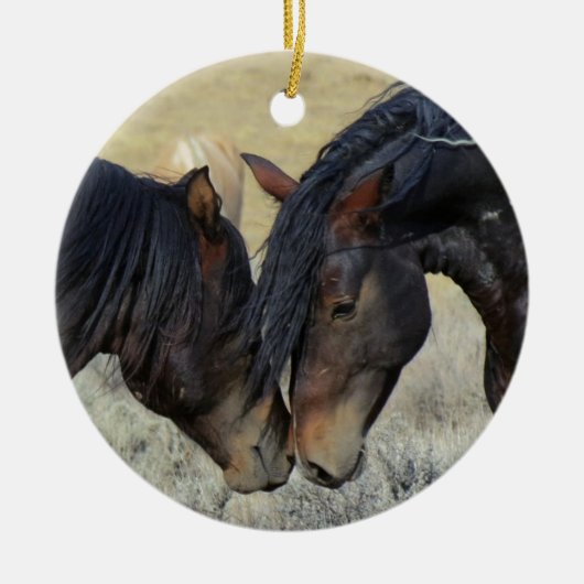 Twee bruine wilde paarden keramisch ornament (Voorkant)