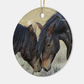 Twee bruine wilde paarden keramisch ornament (Links)