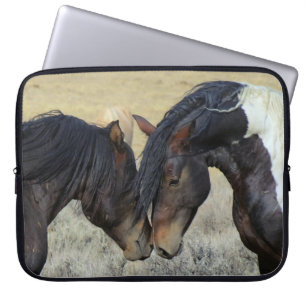 Twee bruine wilde paarden laptop sleeve