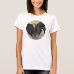 Twee bruine wilde paarden t-shirt<br><div class="desc">Een paar bruine wilde paarden die een aanstekend moment delen in een grijs veld. Deze twee bruine verfpaarden kunnen aantoonbaar elkaar aantreffen, van elkaar genieten. Hun getogen manen blazen in de bries. Het tonen van macht, vriendelijkheid en vrijheid. Geweldig voor paardenliefhebbers.</div>