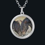 Twee bruine wilde paarden zilver vergulden ketting<br><div class="desc">Een paar bruine wilde paarden die een aanstekend moment delen in een grijs veld. Deze twee bruine verfpaarden kunnen aantoonbaar elkaar aantreffen,  van elkaar genieten. Hun getogen manen blazen in de bries. Het tonen van macht,  vriendelijkheid en vrijheid. Geweldig voor paardenliefhebbers.</div>