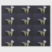 Twee calla leugens op zwart cadeaupapier (Vlak)