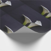 Twee calla leugens op zwart cadeaupapier (Hoek)