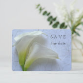 Twee calla lilies op getextureerd papier save the date (Staand voorkant)