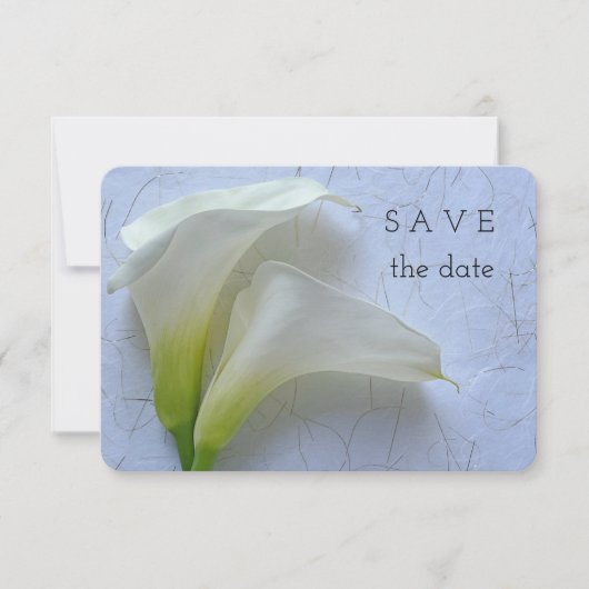 Twee calla lilies op getextureerd papier save the date (Voorkant)