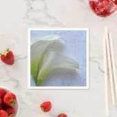 Twee calla lilies op getextureerd papier servet (Insitu)