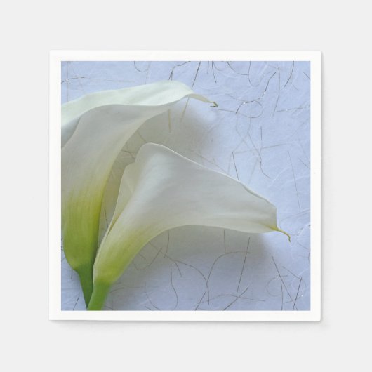 Twee calla lilies op getextureerd papier servet (Voorkant)