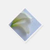 Twee calla lilies op getextureerd papier servet (Hoek)