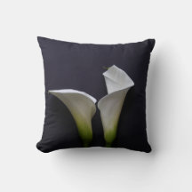 Twee calla's op zwart