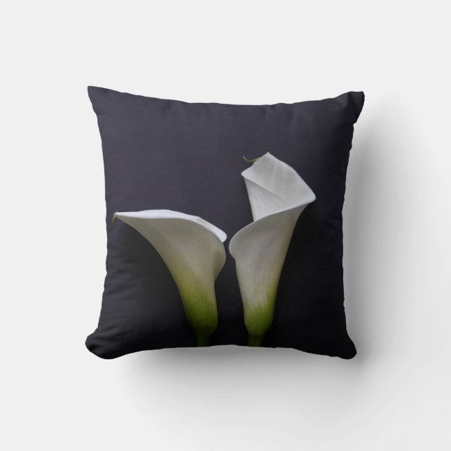 Twee calla's op zwart kussen (Voorkant)