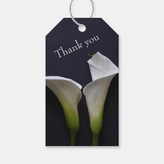Twee calla's op zwarte trouw cadeaulabel (Voorkant)