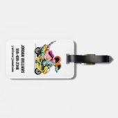 Twee Cartoon Raptors rijden op een motorscooter. Bagagelabel (Achterkant horizontaal)