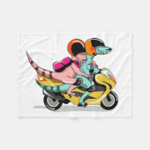Twee Cartoon Raptors rijden op een motorscooter. Fleece Deken (Voorkant (Horizontaal))