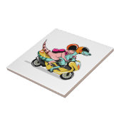 Twee Cartoon Raptors rijden op een motorscooter. Tegeltje (Zijkant)