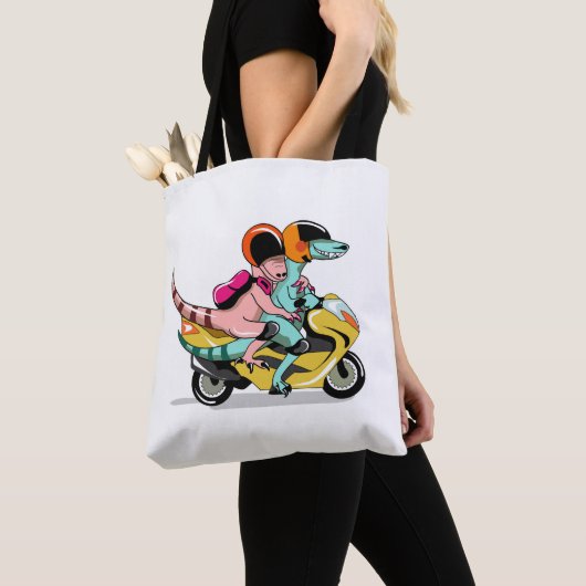 Twee Cartoon Raptors rijden op een motorscooter. Tote Bag (Dichtbij)