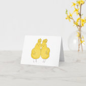 Twee cartooneske kippen knuffelen BLANK Kaart (Gele Bloem)