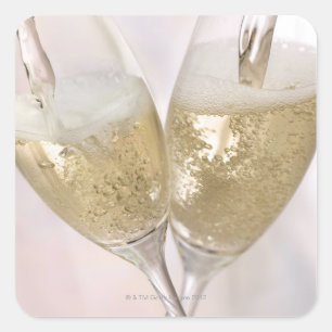 Twee champagnefluten gevuld met mousserende mousse vierkante sticker