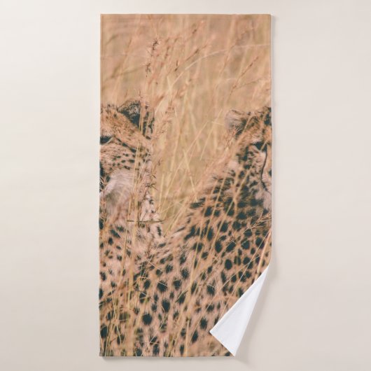 TWEE CHEETAH-ZITTING OP HET VELD BIJ DAGEN BADHANDDOEK (Badhanddoek)