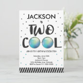 Twee Coole Zonnebrillen Tweede Verjaardagsuitnodig Kaart (Staand voorkant)
