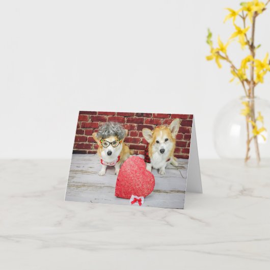 Twee Corgis met een Valentijnskaart vol snoep Kaart (Gele Bloem)
